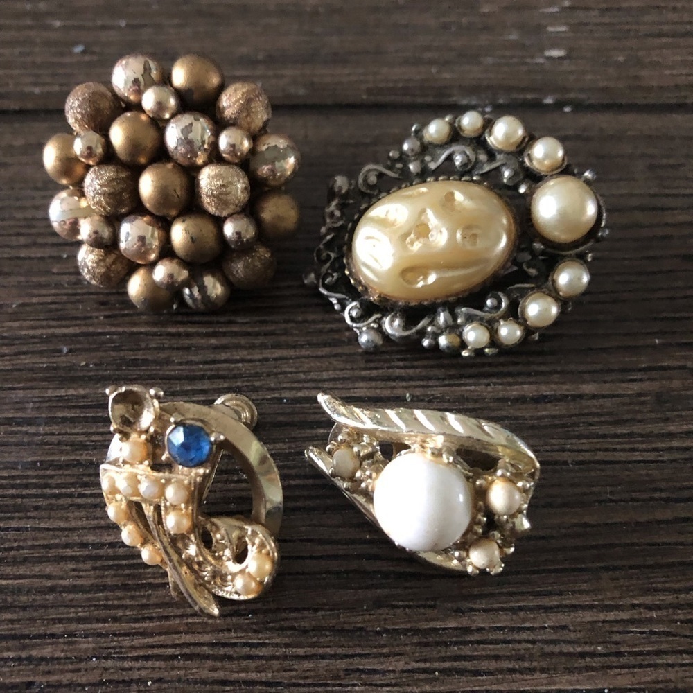 Vintage single clip on earrings 4 ct.